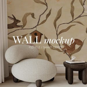 Puede incluir: Una silla redonda beige texturizada con patas de madera se encuentra frente a un mural de pared con un conejo marrón, una casita de pájaros y una ardilla en las ramas. El texto "WALL mockup PSD FILE / SMART OBJECT" está impreso en la pared.