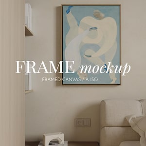 Könnte beinhalten: Ein gerahmter Leinwandkunstdruck mit einer abstrakten Illustration von Figuren in Weiß und Blau. Das Kunstwerk wird in einem Raum mit neutralen Tönen, einschließlich einer beigefarbenen Wand und einem hellen Sofa, ausgestellt. Der Text "FRAME mockup" ist sichtbar.