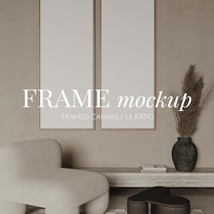 Puede incluir: Una maqueta de habitación con dos lienzos enmarcados en una proporción de 1:3, sobre una pared neutra. La escena incluye un sillón beige, un jarrón con plantas secas y una mesa pequeña. El texto de la imagen dice "FRAME mockup".
