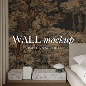 Op de afbeelding: Een wand-mockup met een donker boslandschap behang met bruine en zwarte bomen. De tekst luidt WALL mockup PSD FILE / SMART OBJECT. Een witte marmeren plank bevat boeken en een paddenstoelvormige lamp naast een beige bed met kussens.