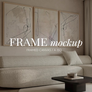 Könnte beinhalten: Drei gerahmte Leinwandkunstwerke mit abstrakten schwarzen Strichzeichnungen auf neutralem Hintergrund. Der Text "FRAME mockup" wird darunter angezeigt. Ein helles Sofa und ein dunkler quadratischer Couchtisch befinden sich im Vordergrund.