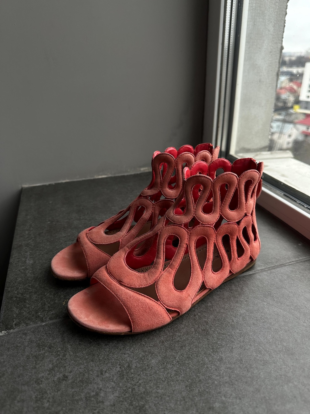 Zapatos raros de sandalias de gamuza al tobillo para mujer Alaia