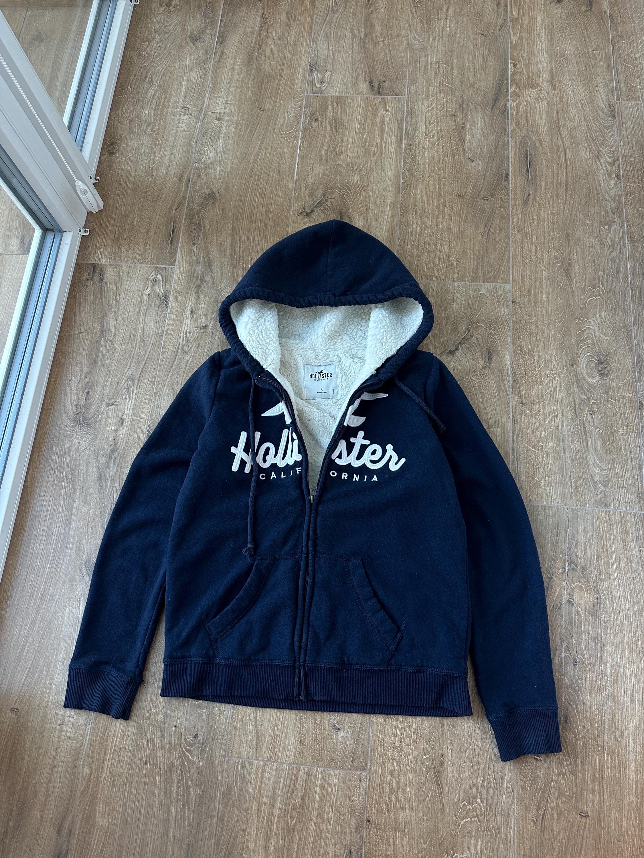 新品Hollister フェイクファートリム ロゴジップアップパーカー S 