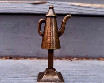 Théière vintage sur pied ; Presse-papiers en laiton pour cafetière ; Bouilloire décorative en laiton et bronze ; Bibelot ; Cafetière sur pied ; Décoration de cuisine ;