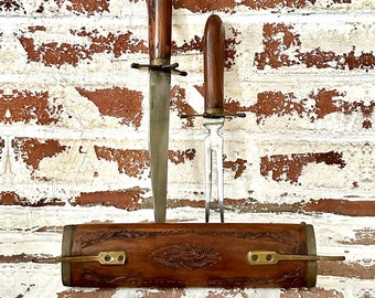 Vintage vork- en messenset in een handgemaakt gesneden houten display met koperen beslag; BBQ-set; Gesneden hout en messing snijwerkset; Vork/messenset
