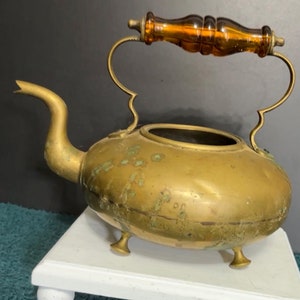 Vintage tekanna med mässingsfot och handtag i bärnstensfärgat glas