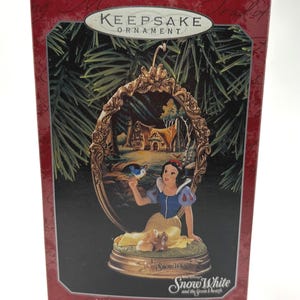 1998 Hallmark Keepsake Ornament featuring Walt Disney&#39;s Snow White, The Enchanted Memories Collection, Collectible Snow White Ornament