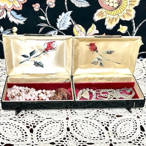 boîte à bijoux Farrington vintage ; Boîte à bijoux à deux compartiments ; Motif rose ; Porte-bijoux ancien ; Présentoir à bijoux antique rose satiné