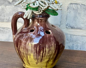 Jarra de cerámica vintage de Williamsburg hecha a mano; jarrón con forma de rana y flores
