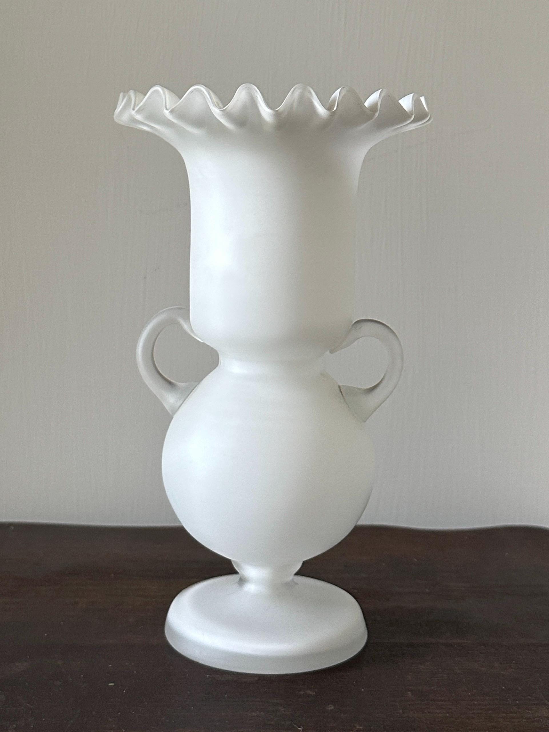 ヴィンテージフェントンスタイルの白いケース入りガラス花瓶