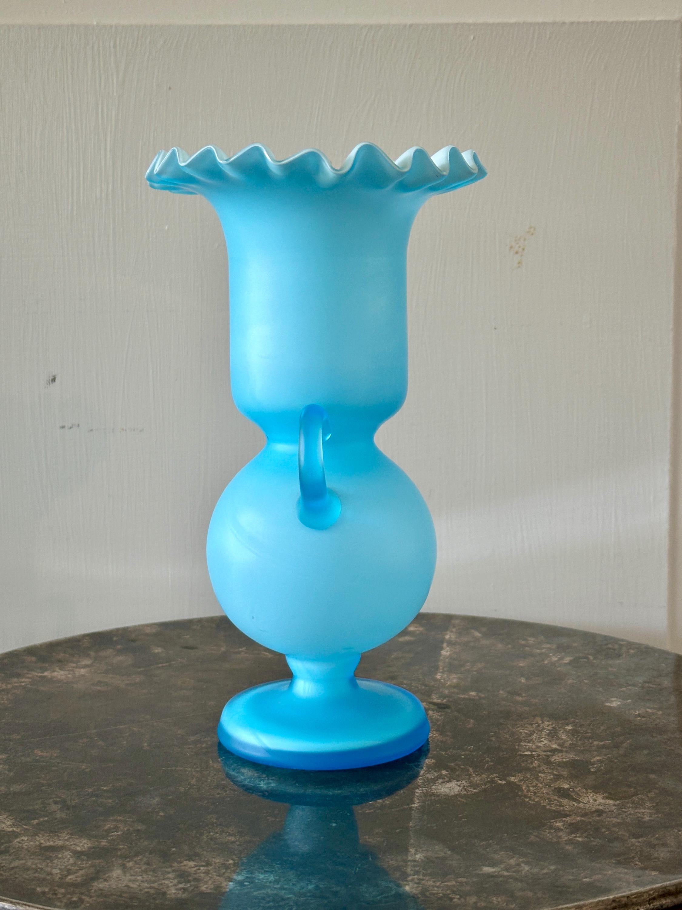 ヴィンテージブルーケース入りアートガラス花瓶：フリルエッジ