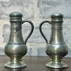 Antyczne solniczki i pieprzniczki z cyny; Cyna 6148; Antyczny zestaw shakerów; Bibelot; Przedmiot kolekcjonerski;