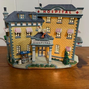 Seltenes Lemax Caddington Dorf Schmied-Gedenk-Krankenhaus # 75509, Lemax Dorf-Sammlung 2007, im Ruhestand Lemax Caddington Dorf