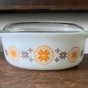 Pyrex vintage ; 1963-67 Pyrex, Town & Country, cocotte 2 pintes avec couvercle en verre pyrex, plat de service en pyrex vintage