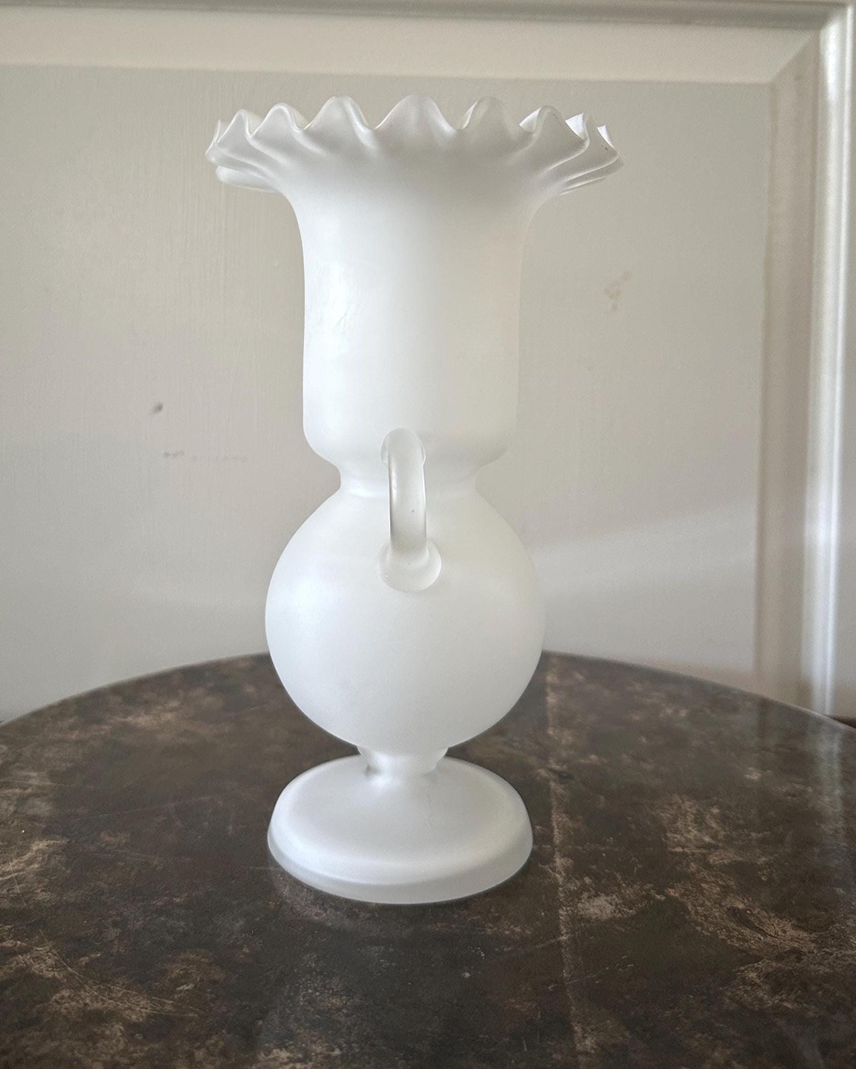 フェントン ホブネイル ホワイトガラス製フリルエッジ花瓶 お値下げ中