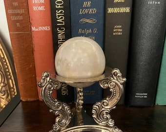 Sfera di scolecite vintage con supporto Godinger; sfera di pietra preziosa di scolecite bianca; supporto per sfera Godinger placcato argento; sfera di minerale prezioso