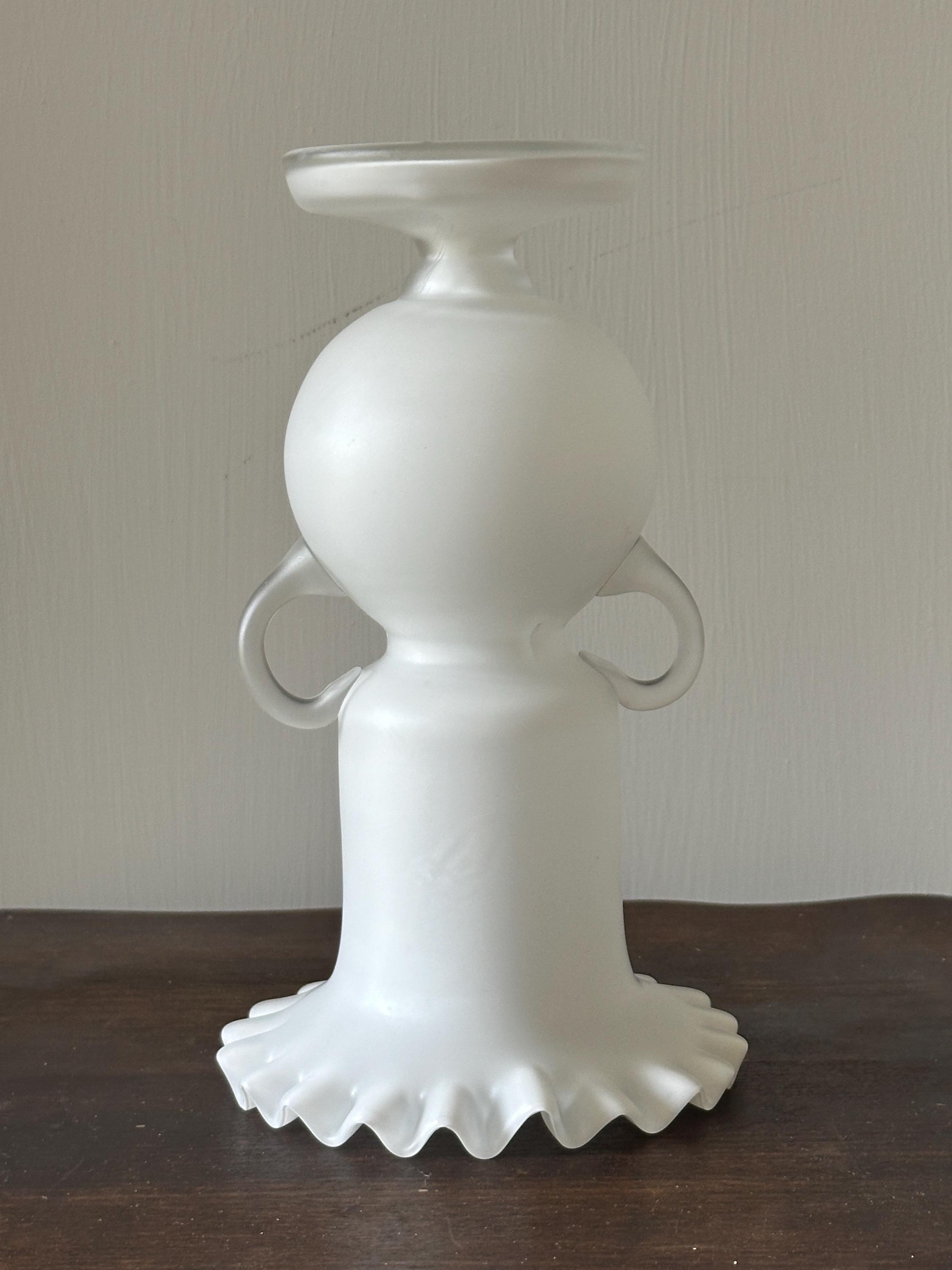 ヴィンテージフェントンスタイルの白いケース入りガラス花瓶