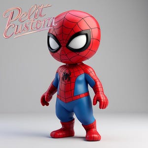 Op de afbeelding: Een gestileerd Spider-Man-beeldje in een klassiek rood en blauw kostuum, met een zwart spinnenembleem op de borst. De figuur heeft grote witte ogen en een webontwerp op de rode delen. De tekst "Delit Custom" staat linksboven.