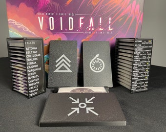 Vassoi della Casa Voidfall con coperchi per riporre carte tecnologiche, agende iniziali, carte delle Case Cadute e carte Focus della Casa, con pratico pannello laterale!