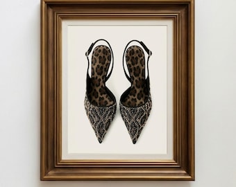 Op de afbeelding: Een paar slingback-schoenen met een puntige neus, een zwarte buitenkant met een ruitvormig kralenpatroon en een binnenvoering met een bruin en zwart luipaardprint, weergegeven in een rechthoekige, goudkleurige houten fotolijst.