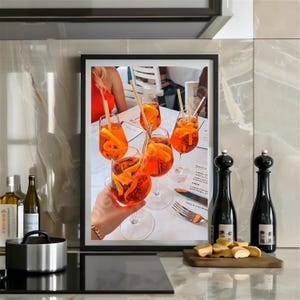 Plakat Aperol Spritz Cheers Print Happy Hour Trendy Retro Bar Cart Decor Barcart Fun Drinks Orange Italy Summer Wall Art Tuscan Kitchen Art