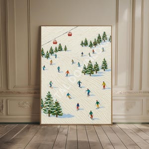 Könnte beinhalten: Gerahmter Kunstdruck, der eine verschneite Skipiste mit Skifahrern in farbenfroher Kleidung zeigt. Das Kunstwerk zeigt einen Skilift und immergrüne Bäume und schafft so eine Winterszene. Die Skifahrer sind in verschiedenen Farben gekleidet.