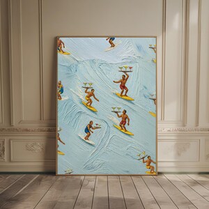 Puede incluir: Una impresión artística enmarcada que presenta un patrón repetido de figuras surfeando en tablas de surf amarillas, cada una llevando una bandeja de cócteles. El fondo es una representación texturizada, azul claro, de olas oceánicas.