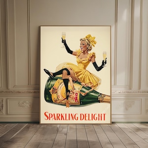 Könnte beinhalten: Ein Vintage-Poster mit einer Frau in gelbem Kleid und schwarzen Handschuhen, die auf einer großen Champagnerflasche sitzt. Das Poster trägt den roten Schriftzug "Sparkling Delight".