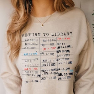 Maglietta "Ritorna in biblioteca", Felpa con data di scadenza del libro e tessera della biblioteca vintage, Regalo per amanti dei libri per lei, lui, lettore, autore, bibliotecario, insegnante di inglese