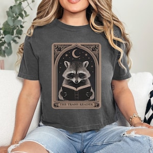 Trash Reader Bookish Waschbär Crop T-Shirt, Tarot-Karte Lustiges Geschenk für würzige Buch-Liebhaber Dark Romance Romantasy Smut Shirt, Fledermaus Feral Unhinged Top