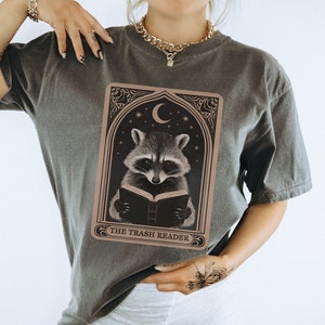 Koszula z kartami tarota Trash Reader, zabawny prezent dla miłośnika książek erotycznych Romantasy Dark Romance Bookish Tee, Unhinged Feral Raccoon Bat Boy Spicy Merch