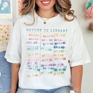 Rainbow bibliotheek stempel shirt, terugkeer naar bibliotheek vervaldatum boekenliefhebber T-shirt, leesgrage cadeau voor haar lezer bibliothecaris leraar jaren 90 Pride retro Tee