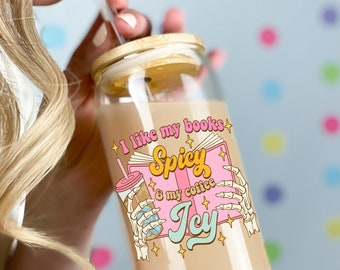 Tazza da caffè freddo "Libri Spicy & Coffee Icy", regalo per lei per lettori di Smut, bicchiere in vetro da 16 once con cannuccia, tazza da asporto per amanti dei libri di romanticismo dark