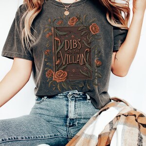 Dibs On the Villain Crewneck Sweatshirt, Dark Romance Reader Gift for Her Romantasy, Spicy Book Shirt, Booktok Smut Villain Lover Book Merch T-Shirt - Pepper