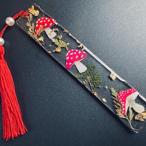 Marcapáginas Cottagecore de resina con forma de hongo, regalo para amantes de los libros, marcapáginas único para amantes de los libros, seta de hoja de oro rojo con núcleo de hada, regalo personalizado para el lector.