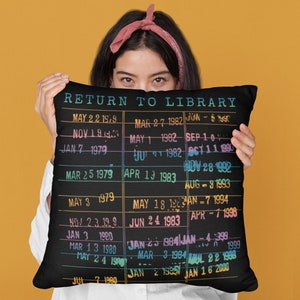 Regenbogen Bibliothek Dekokissen, Vintage Bibliothek Karte Buch Fälligkeitsdatum, 90er Jahre Bookish Wohnkultur Geschenk für Leser Autor Bibliothekar Englisch Lehrer