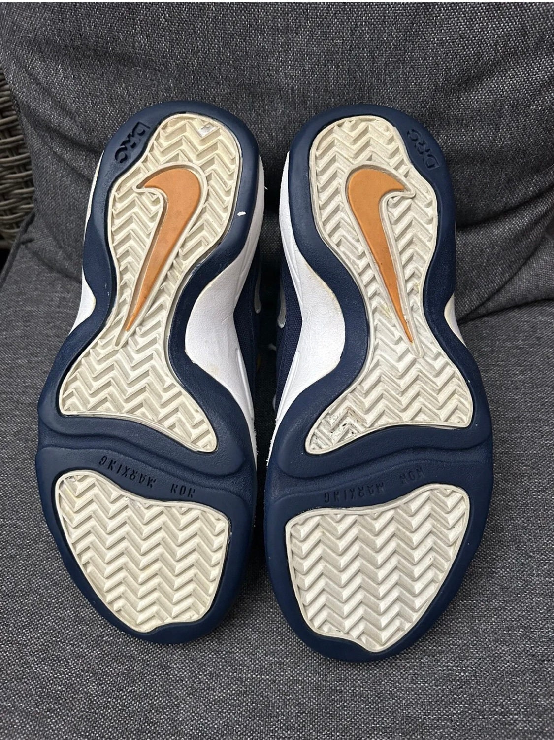 Vintage 1997 Nike Air B-que Midnight Navy/white-taxi Banned Vintage 1997 Nike Air B-que Midnight Navy/white-taxi Banned