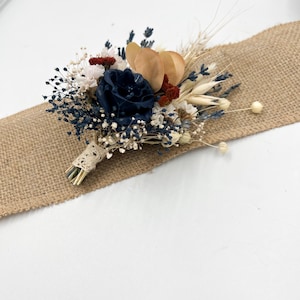 Boutonniere de flores secas azul marino: accesorio rústico para padrinos de boda