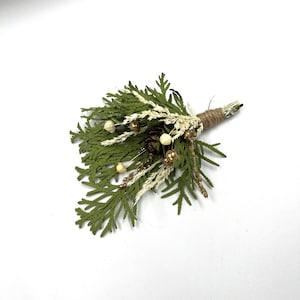 Rustic Pine Cone Boutonniere: Woodland Winter Wedding Accessory | Groomsmen Buttonhole with Pinecone for Christmas Wedding