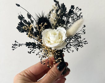 Boutonniere de flores secas pretas e marfim: acessório gótico rústico para casamento