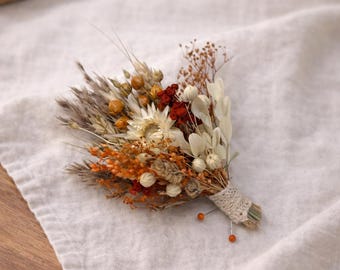 Accessoire de mariage rustique à la boutonnière avec fleurs séchées