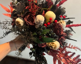 Ramo de novia con calavera gótica: decoración de vampiro Drácula con rosas negras y rojas