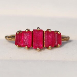 Ring aus 925er Sterlingsilber, 18 Karat vergoldet, rechteckiger Stabring mit rubinrosa Edelstein