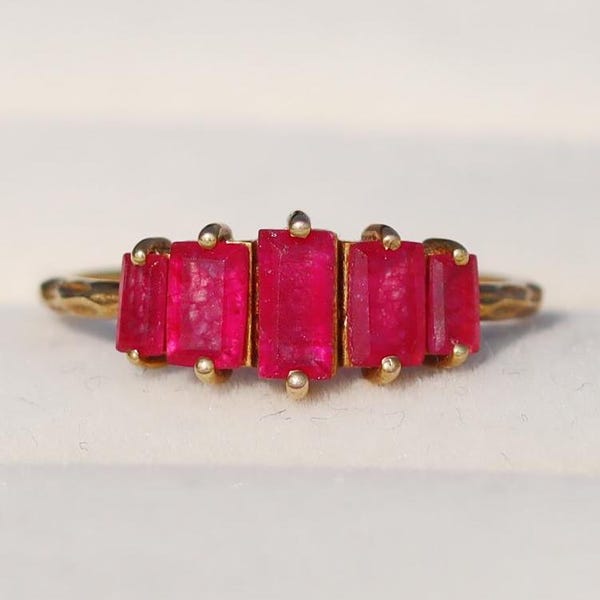 Anillo chapado en oro de 18 quilates en plata de ley 925, con barra rectangular y gema de rubí rosa.
