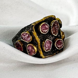 Anello con rubino naturale grezzo, in argento sterling 925 bicolore, stile vintage ossidato.