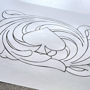 Op de afbeelding: Zwart-witte lijntekening van een schoppenkaartsymbool, omringd door wervelende, gestileerde bloem- of bladachtige elementen. Het ontwerp is gecentreerd op een witte achtergrond.