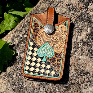 Leren hoesje voor mobiele telefoon met geblokte vlag en luipaardprint en riemholster