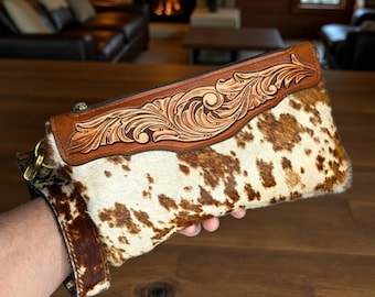 Bewerkte leren clutch met haarverborgen schoudertasje