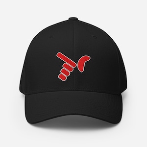 Könnte beinhalten: Schwarze Baseballkappe mit einem roten, gestickten Handgesten-Design. Das Design zeigt einen Zeigefinger und eine gebogene Form, weiß umrandet. Die Kappe hat einen gebogenen Schirm und eine strukturierte Passform.