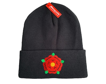 Gorro negro bordado con la Rosa de Lancashire. El regalo perfecto para quienes se enorgullecen de ser de Lancashire.